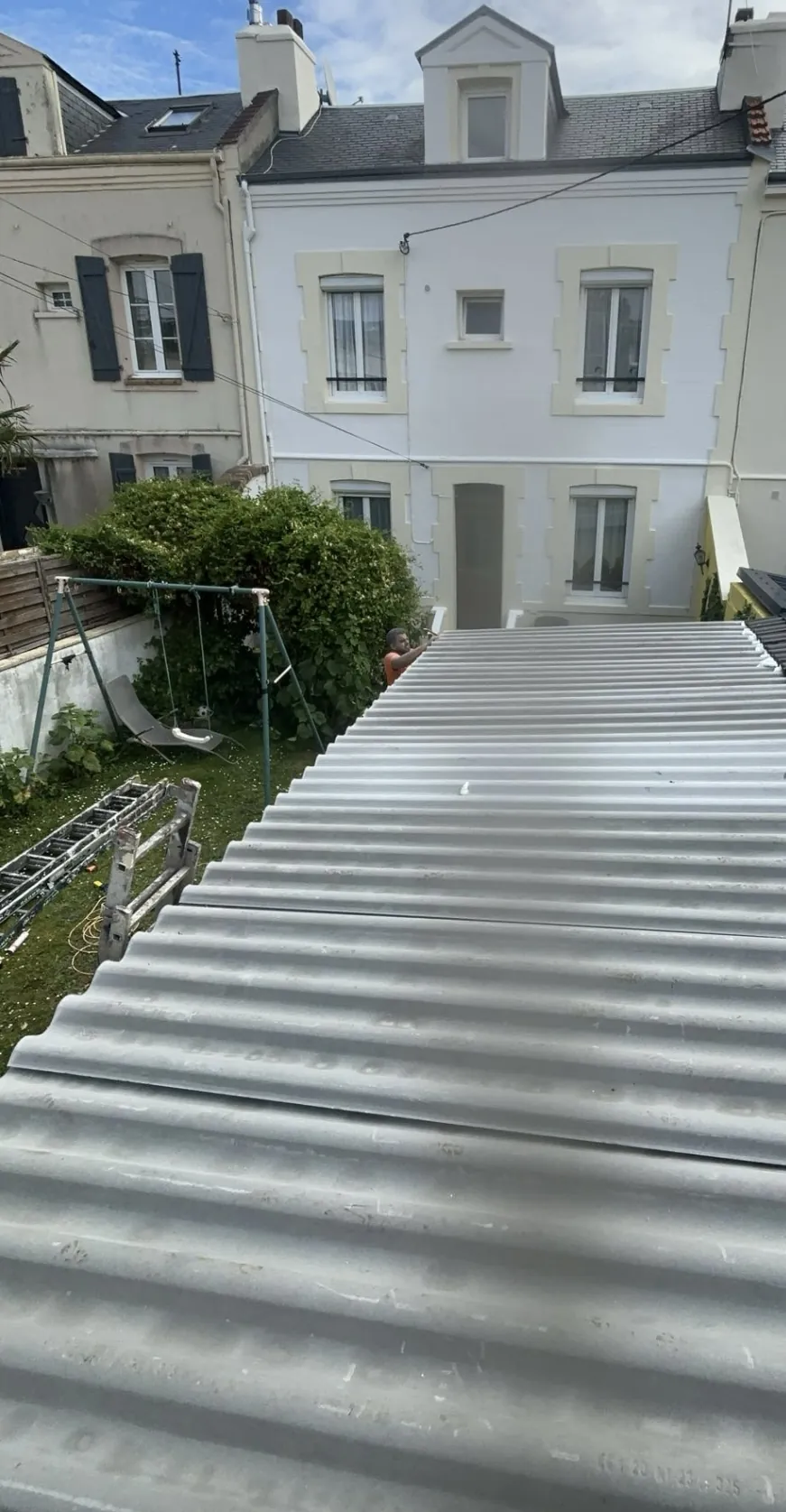 Façade repeinte en blanc après le chantier d'EMD Habitat