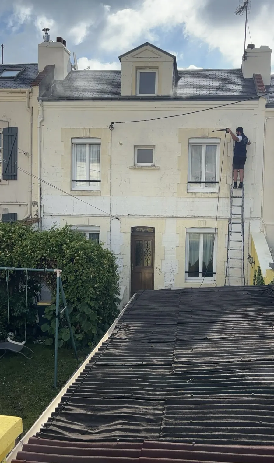 Façade avant les travaux, Emmanuel Duval sur l'échelle, toit de garage en plaques ondulées noires usées