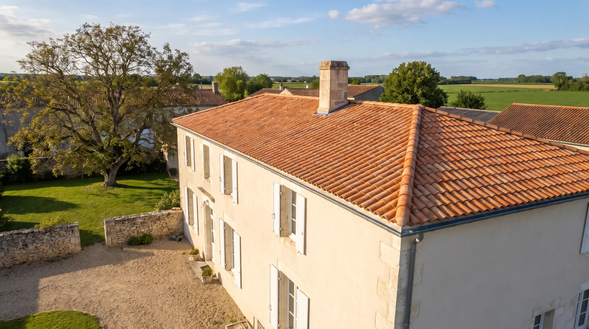 Maison en tuffeau au toit de tuiles canal, typique du Thouarsais (illustration)